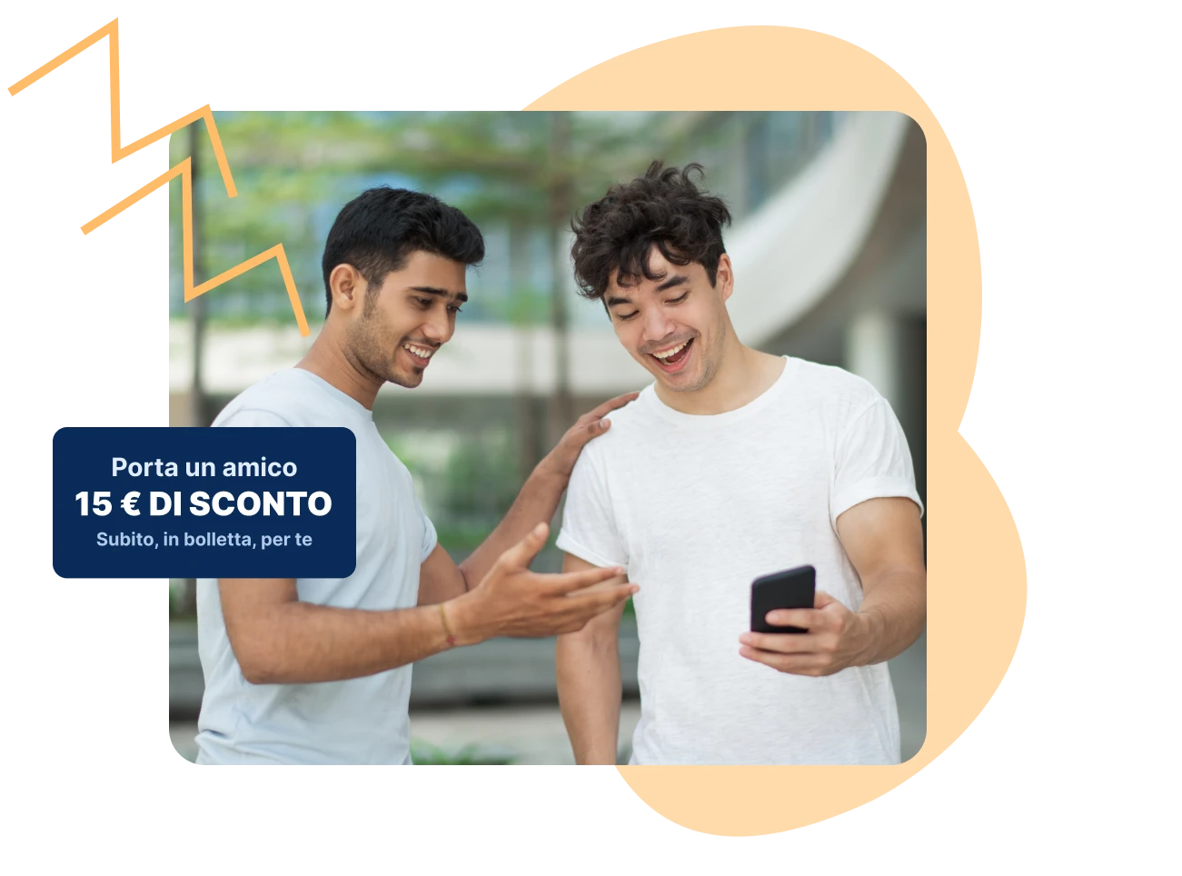 Due amici guardano lo smartphone: Porta un amico, 15 € di sconto subito in bolletta